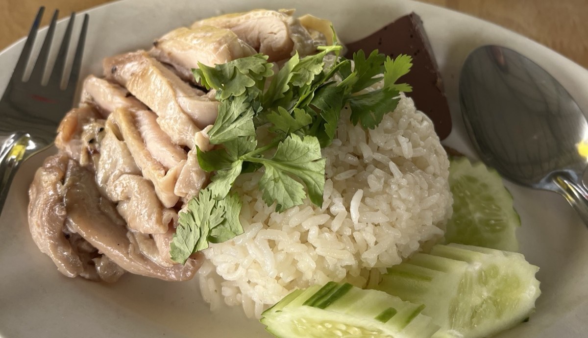 ข้าวมันไก่ซานเป่า — ไก่นุ่มฉ่ำ ข้าวมันหุงน้ำมันรำข้าว แตงกวา